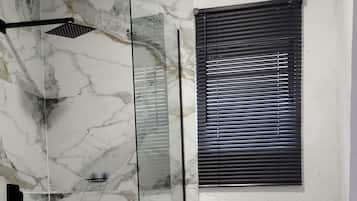 Quarto casal conforto, vista para o jardim | Banheiro | Chuveiro, produtos de toalete grátis