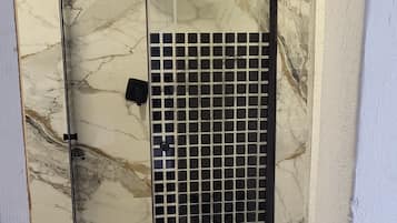 Comfort Room | Bathroom | Shower, free toiletries, hair dryer, towels