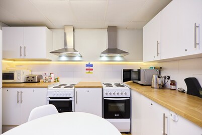 Deluxe Room 16 - Louise House Summer Youth Accommodation