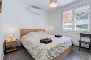 4 bedrooms, desk, iron/ironing board, travel cot - Spacious Countryside Villa with Heated Pool – Peaceful & Family-Friendly (Velaux)