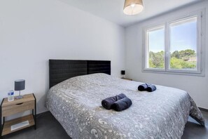 4 bedrooms, desk, iron/ironing board, travel crib