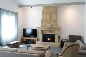 Smart TV, fireplace, ping pong, books - Spacious Countryside Villa with Heated Pool – Peaceful & Family-Friendly (Velaux)