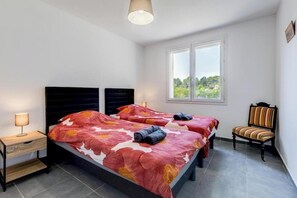 4 habitaciones, escritorio y tabla de planchar con plancha 