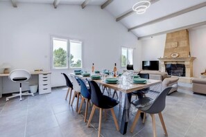 Dining - Spacious Countryside Villa with Heated Pool – Peaceful & Family-Friendly (Velaux)