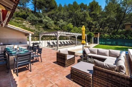 Spacious Countryside Villa with Heated Pool – Peaceful & Family-Friendly