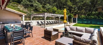 Spacious Countryside Villa with Heated Pool – Peaceful & Family-Friendly