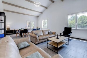 Smart TV, chimenea, tenis de mesa y libros 