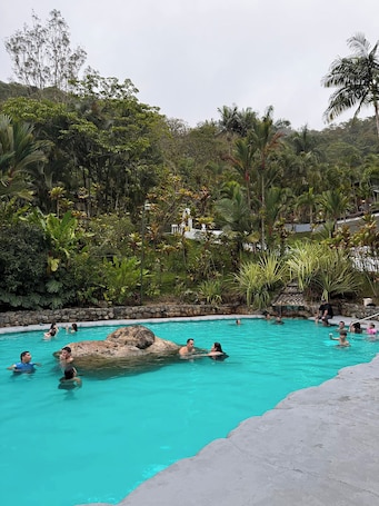 2 piscinas al aire libre