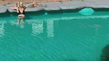 2 albercas al aire libre