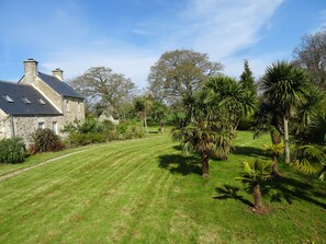 Property grounds - Quiet 4-star cottage on 2.5ha grounds 15km from the sea. (Valognes)