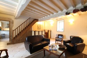 Lobby - Quiet 4-star cottage on 2.5ha grounds 15km from the sea. (Valognes)