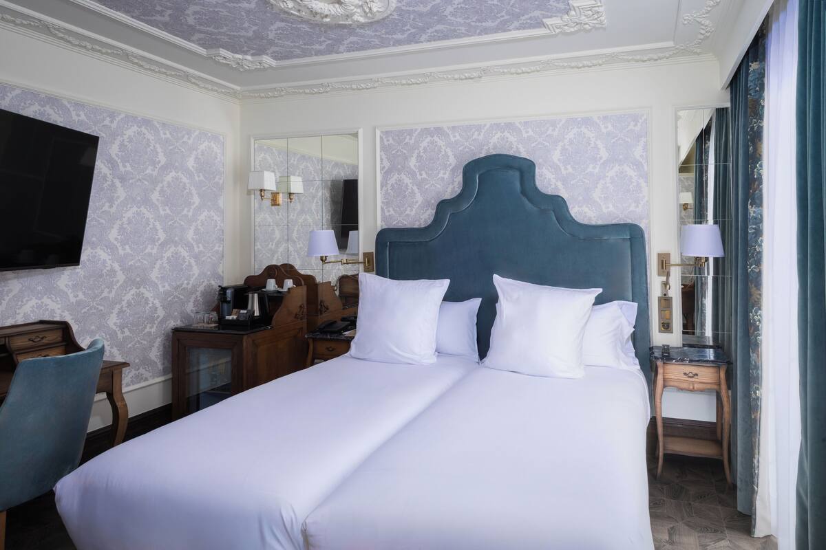 Ropa de cama de alta calidad, colchones con efecto memoria y minibar 