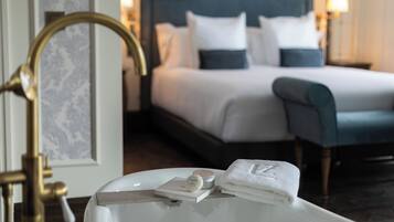 Habitació doble o amb dos llits individuals júnior, 2 llits individuals, banyera | Roba de llit d'alta qualitat i matalassos d'escuma viscoelàstica