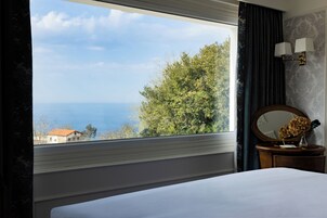Habitación exclusiva con 1 cama doble o 2 individuales, bañera, vistas al mar | Ropa de cama de alta calidad, colchones viscoelásticos, minibar
