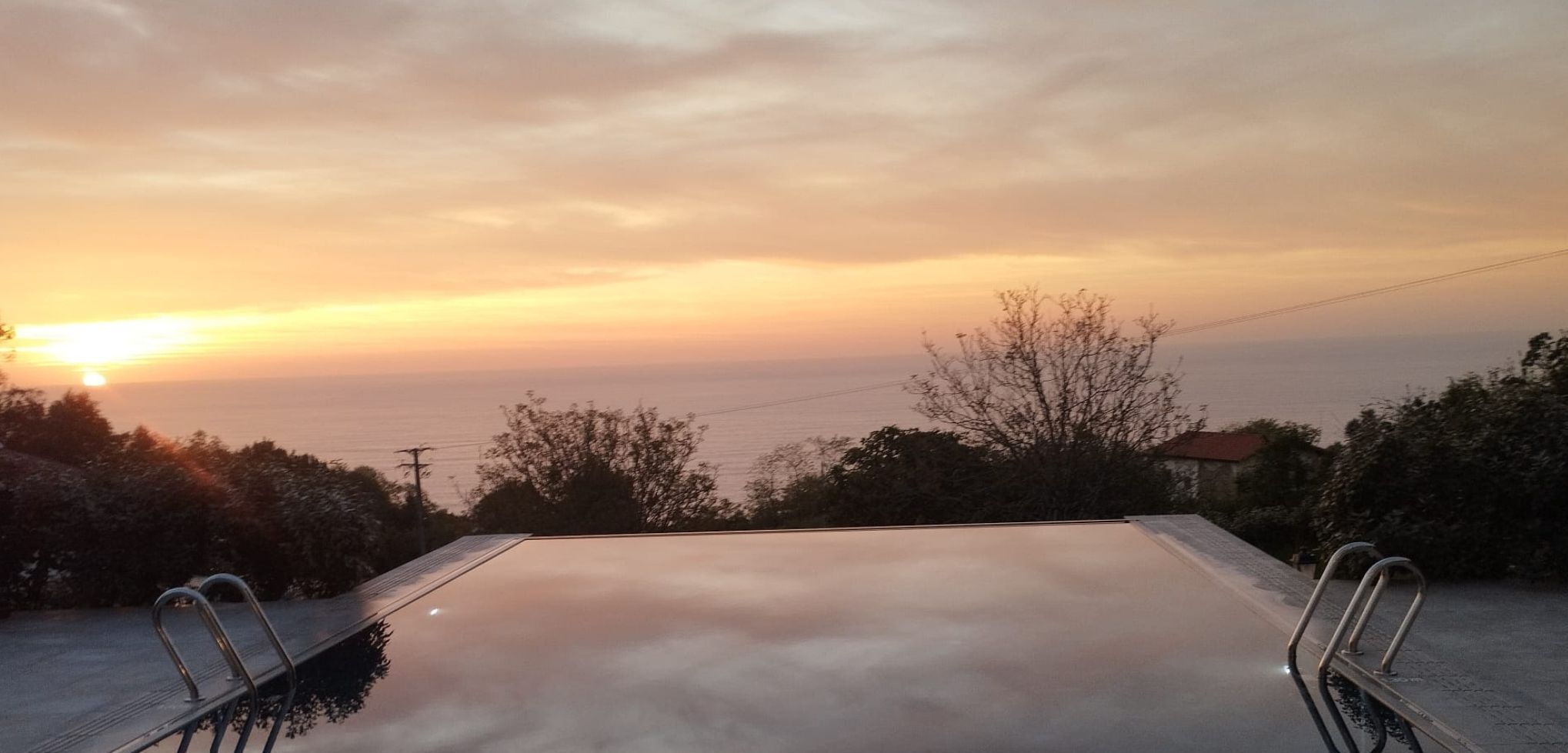 Una piscina al aire libre de temporada