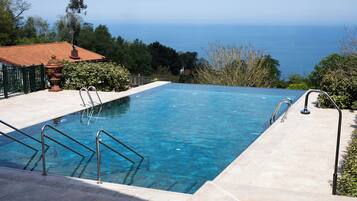 Una piscina al aire libre de temporada