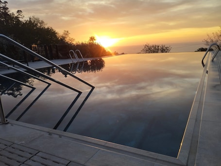 Una piscina al aire libre de temporada. Hotel Luze Boutique San Sebastián