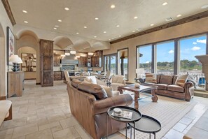 スマートテレビ、暖炉、卓球台、書斎 / ワークスペース