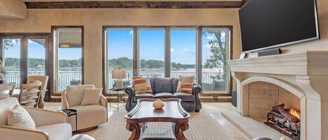 Een smart-tv, een open haard, een tafeltennistafel en een kantoor