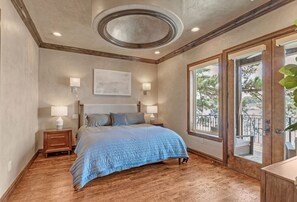8 bedrooms, desk, free WiFi, bed sheets