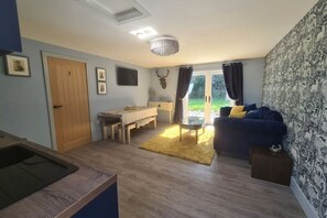 Smart TV - The Den, a boutique retreat for a family of 4 (Rowrah)