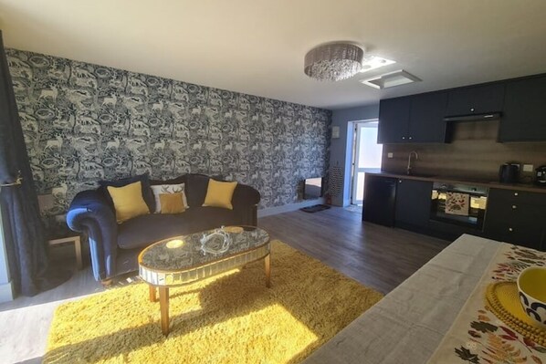 Smart TV - The Den, a boutique retreat for a family of 4 (Rowrah)