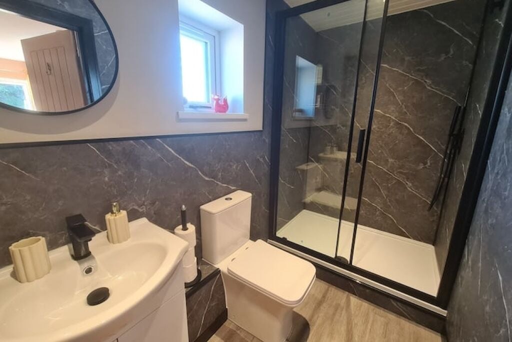 Douche, séchoir à cheveux, serviettes fournies, savon