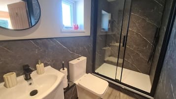 Douche, sĂšche-cheveux, serviettes fournies, savon