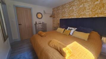 1 chambre, bureau, fer et planche Ă repasser, lit parapluie