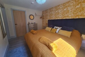 1 bedroom, desk, iron/ironing board, travel crib - The Den, a boutique retreat for a family of 4 (Rowrah)