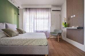 2 camere, una scrivania, ferro/asse da stiro, culla da viaggio