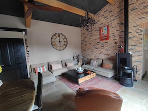 Smart TV, DVD player, mesa de pingue-pongue, livros