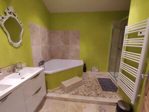 Haartrockner, Handtücher, Seife, Toilettenpapier