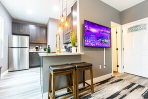 ثلاجة، ميكروويف، فرن، موقد طهي مسطح