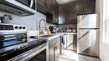 KylskÄp, mikrovÄgsugn, ugn och spishÀll