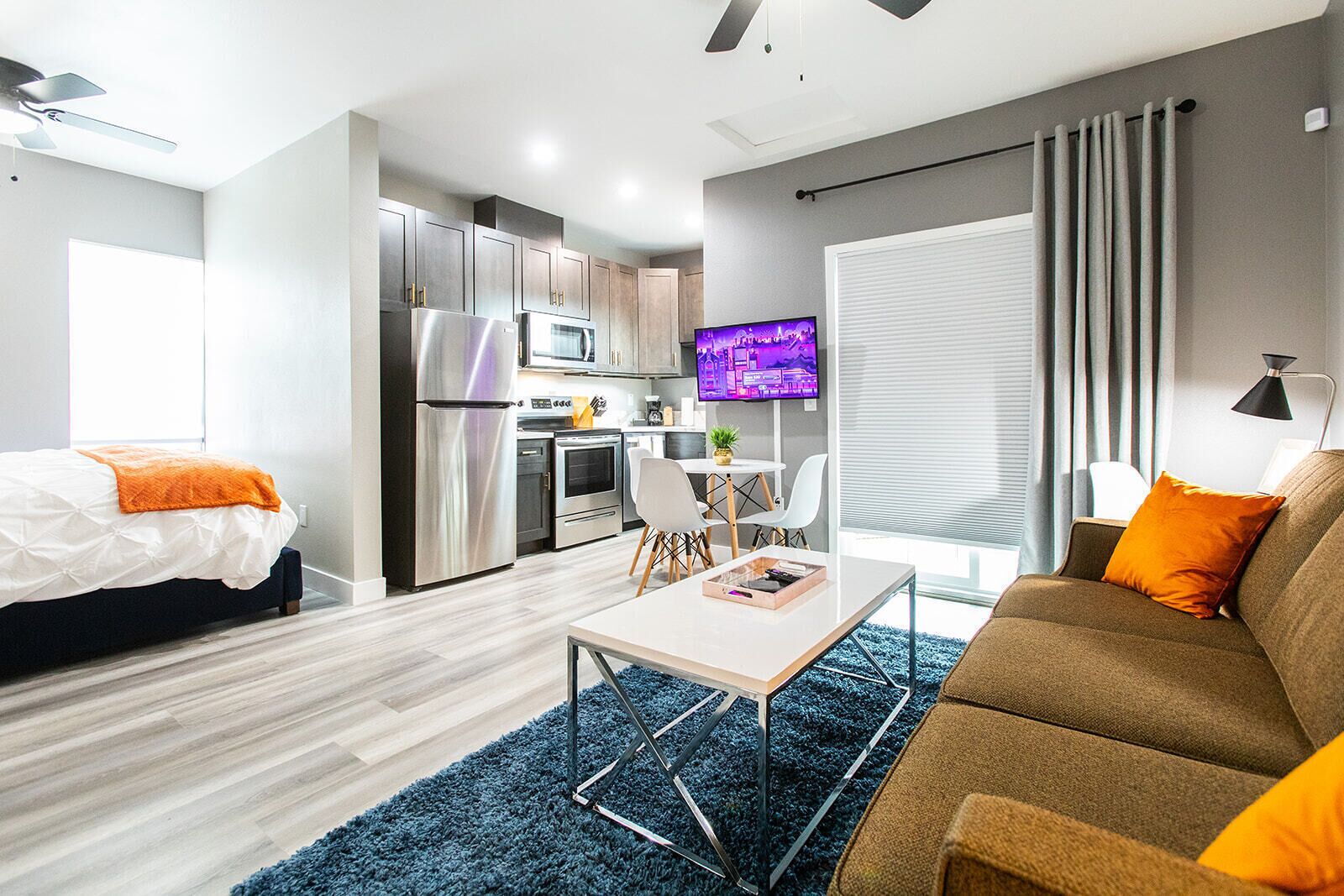 Skrivebord, strykejern/-brett, wi-fi (inkludert) og sengetøy