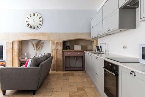 Fridge, microwave, oven, stovetop - Elegant Georgian Flat in Historic Bath with Garden (Bath and North East Somerset)