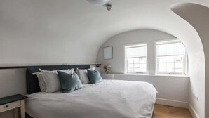 Unclassified image, 2 of 33, button - Elegant Georgian Flat in Historic Bath with Garden (Bath and North East Somerset)