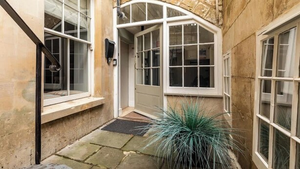 Unclassified image, 1 of 33, button - Elegant Georgian Flat in Historic Bath with Garden (Bath and North East Somerset)