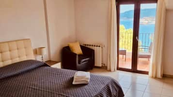 Double Room, Private Bathroom | Desk, free WiFi