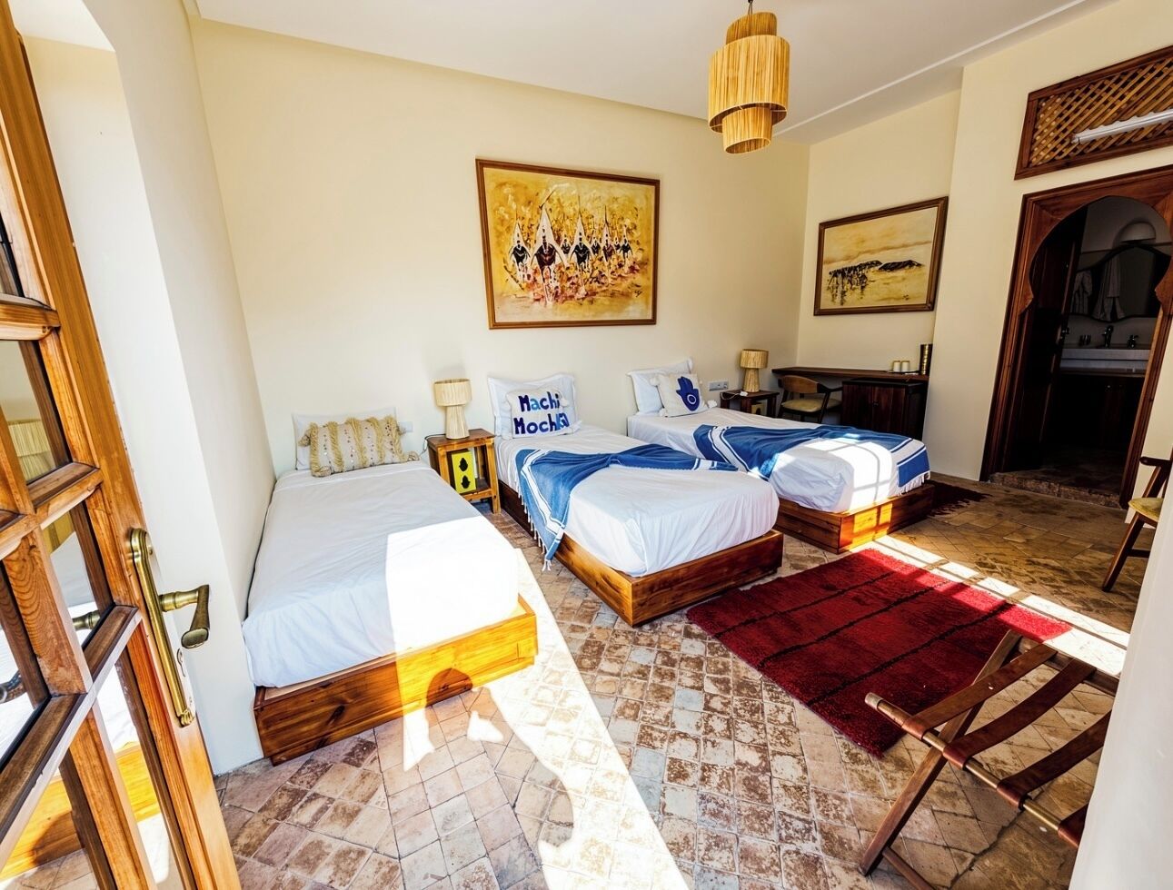 Quarto quádruplo, vista para a piscina | Frigobar, escrivaninha, ferros/tábuas de passar roupa, Wi-Fi de cortesia