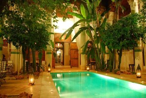 Piscine extérieure, chaises longues