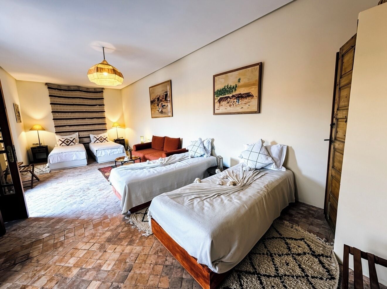 Suite, bassengutsikt | Minibar, skrivebord, strykejern/-brett og wi-fi (inkludert)