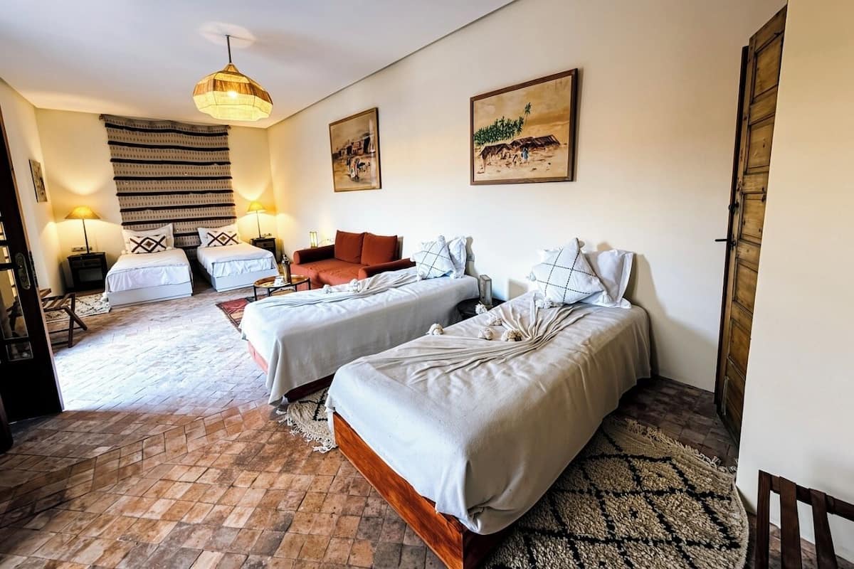 Suite, bassengutsikt | Minibar, skrivebord, strykejern/-brett og wi-fi (inkludert)