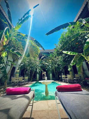 Piscine extérieure, chaises longues