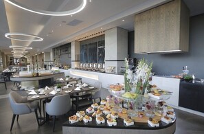 Dining - Luxury Apartment in Sandton. 
Wifi and 5 star facilities for your enjoyment (Sandton)