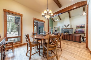 Dining - Monthly Lease - Lonestar Ranch by Tahoe Getaways, Pet Friendly in Central Location (Truckee)