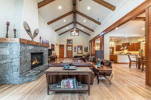 Smart TV, fireplace - Monthly Lease - Lonestar Ranch by Tahoe Getaways, Pet Friendly in Central Location (Truckee)