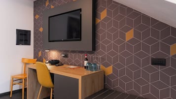 Cubrecamas, minibar y caja de seguridad en la habitación