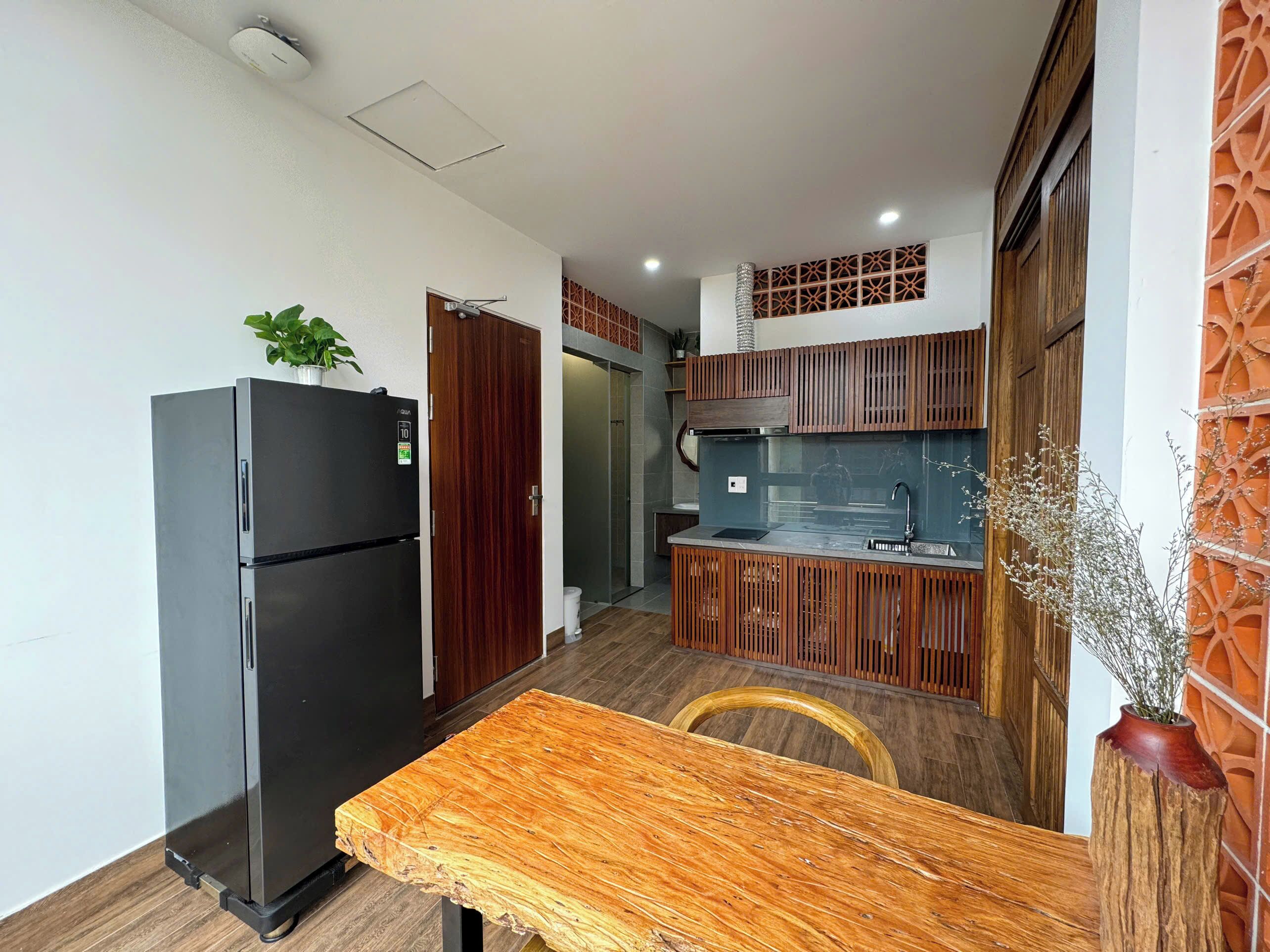 Apartamento família | Cozinha privada | Geladeira, cooktop, talheres/pratos/utensílios de cozinha